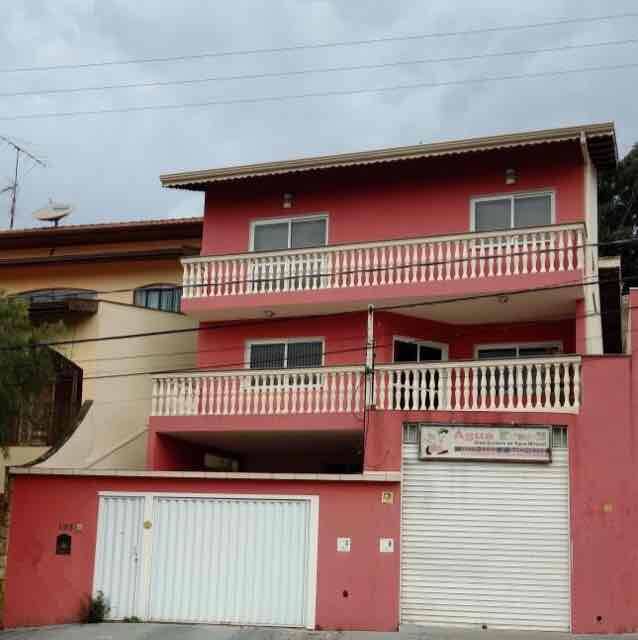 EXCELENTE CASA COM 04 DORMITÓRIOS